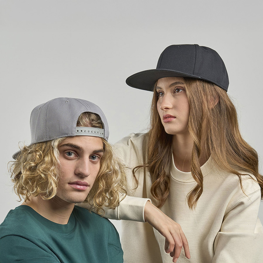 Бейсболка "SNAP BACK-S", 6 клиньев, пластик. застежка, черн./крас, 100% перераб. полиэстер 300 гр/м2