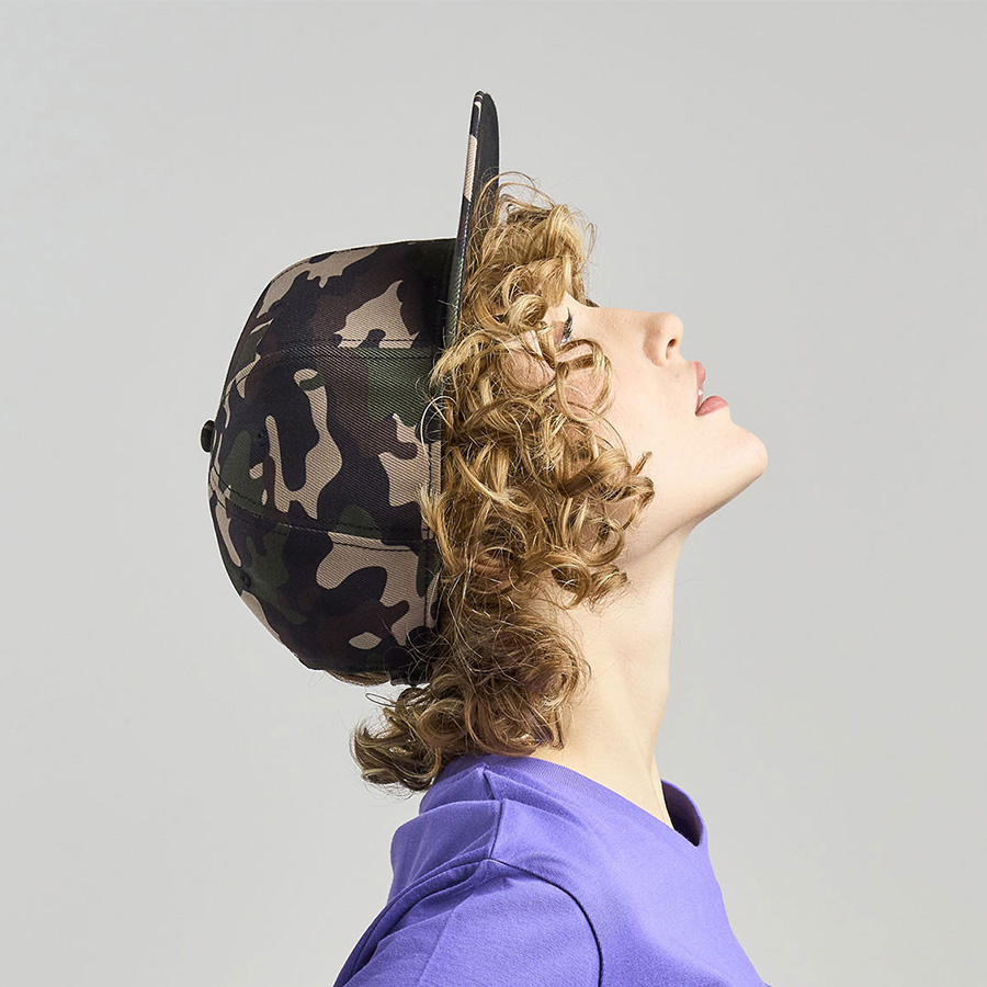 Бейсболка "SNAP BACK-S", 6 клиньев, пластик. застежка, черн./крас, 100% перераб. полиэстер 300 гр/м2