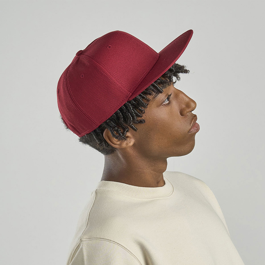 Бейсболка "SNAP BACK-S", 6 клиньев, пластик. застежка, черн./крас, 100% перераб. полиэстер 300 гр/м2