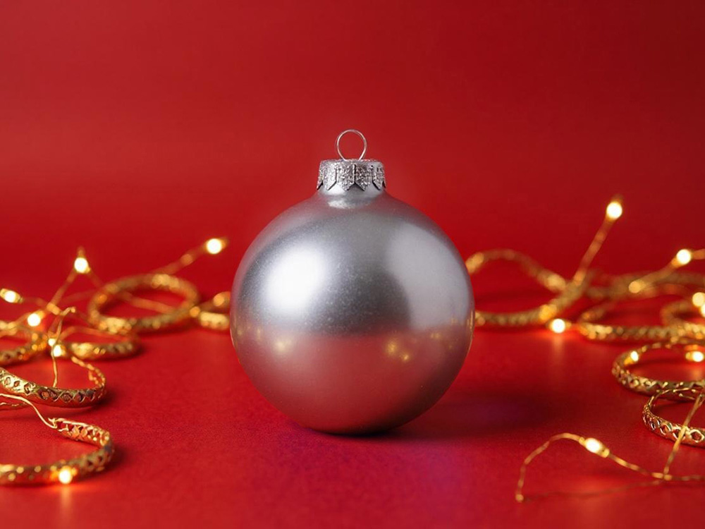 Стеклянный елочный шар Christmas bauble, серебро, металлик, с серебристым колпачком в черной коробке, серебристый металлик
