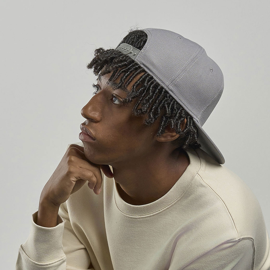 Бейсболка "SNAP BACK-S", 6 клиньев, пластик. застежка, черн./крас, 100% перераб. полиэстер 300 гр/м2
