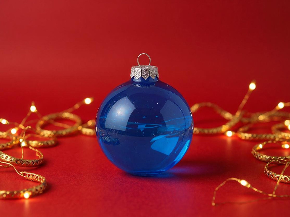 Стеклянный елочный шар Christmas bauble, синий прозрачный, с серебристым колпачком в черной коробке